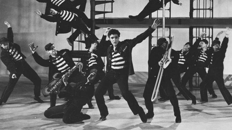 Elvis Presley canta 'Jailhouse Rock' ('El rock de la cárcel') en la película del mismo nombre.