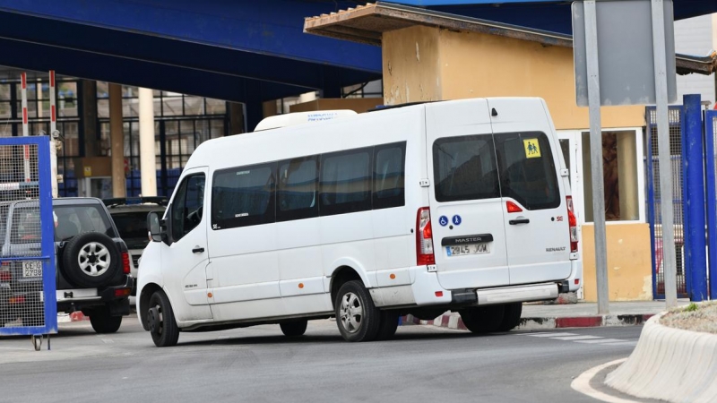 Un minibús lleva en su interior menores marroquíes para su repatriación desde Ceuta.