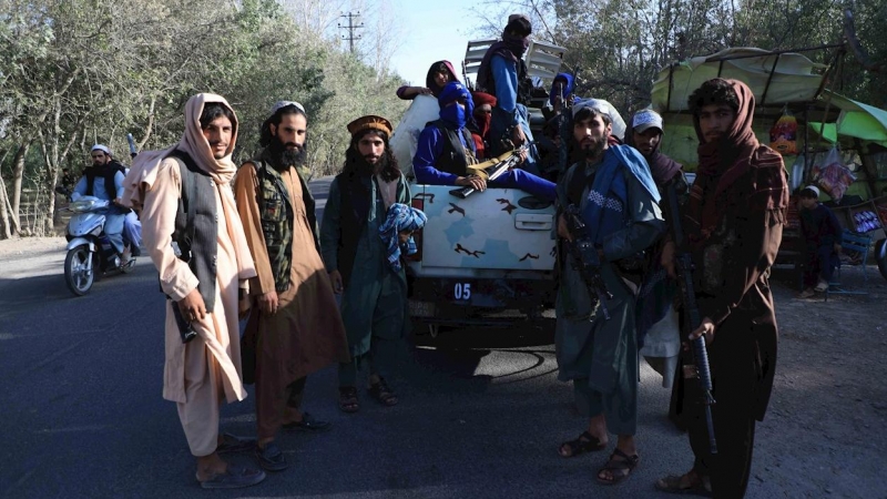 Un grupo de talibanes, en un checkpoint en la ciudad de Herat.