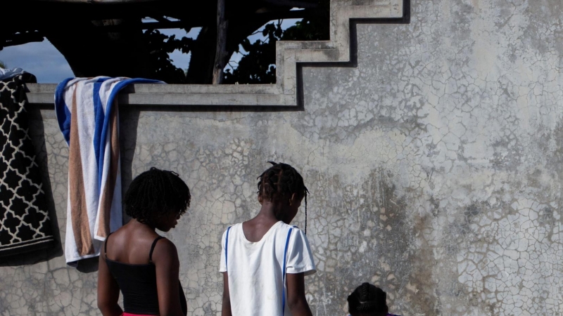 Personas en las calles de Les Cayes, Haití, tras el fuerte seísmo.