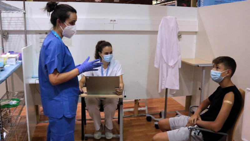 Dues sanitàries amb un jove que ha rebut la vacuna a Lleida.