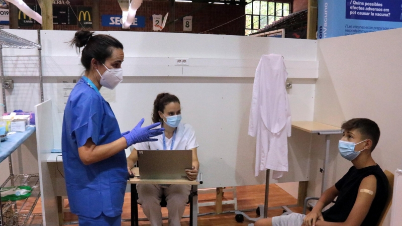 Dues sanitàries amb un jove que ha rebut la vacuna a Lleida.