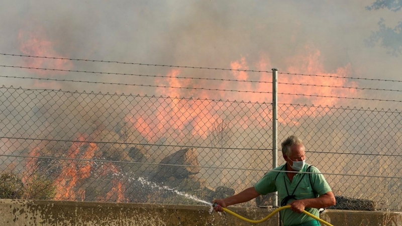 Un vecino de Robledillo colabora en las labores de extinción del incendio.