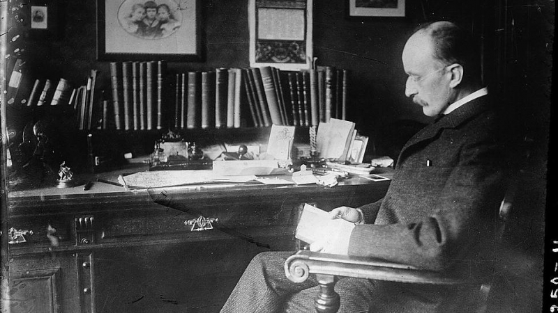 El físico alemán Max Planck en su despacho.