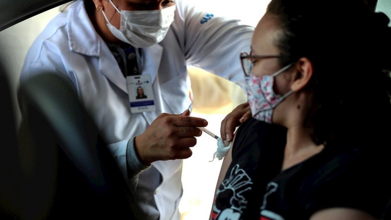 Una mujer recibe una vacuna contra la covid-19 en Sao Paulo.