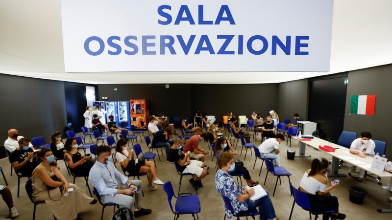 Varias personas sentadas en la sala de observación después de recibir una dosis de la vacuna Moderna contra la covid-19, en el Auditorio de Música de Roma. REUTERS / Guglielmo Mangiapane