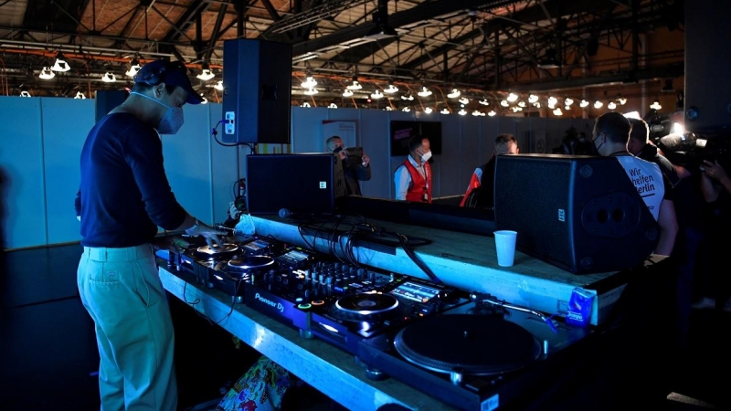 Un DJ actúa  durante una noche de vacunaciones con música en el centro de vacunación Arena Treptow, en Berlín. REUTERS/John Macdougall /Pool