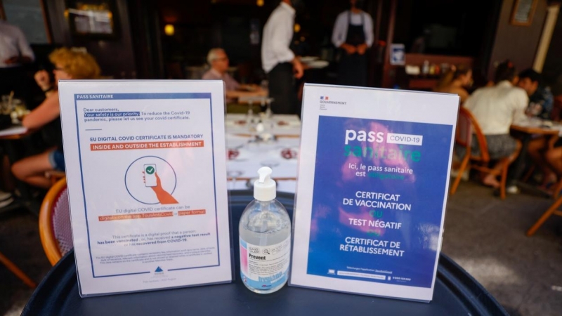 Carteles en un restaurante en Niza que avisan de las últimas restricciones impuestas por Francia, como el pase covid para acceder a locales públicos cerrados. REUTERS / Eric Gaillard