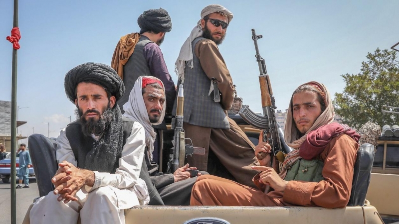 Talibanes viajan en un vehículo por las calles de Kabul en Afganistán. EFE/ Stringer