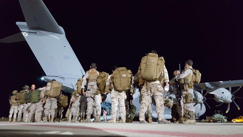 Soldados españoles embarcan en uno de los A400M que España aporta para recoger a expatriados y acoger a afganos que huyen de los talibán.