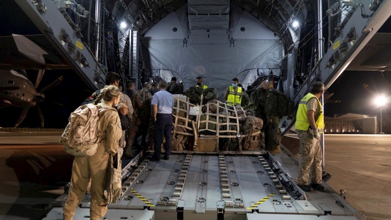 Un grupo de militares del batallón CIMIC del Ejército de Tierra y del Escuadrón de Apoyo al Despliegue Aéreo (EADA) del Ejército del Aire  embarca en el primer avión A400M de las Fuerzas Armadas que salió anoche de España a Dubai (Emiratos Árabes).