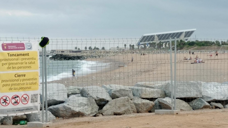 Aspecto actual de la playa de Sant Adrián del Besòs, que, aunque cerrada al público, sigue recibiendo afluencia de personas.