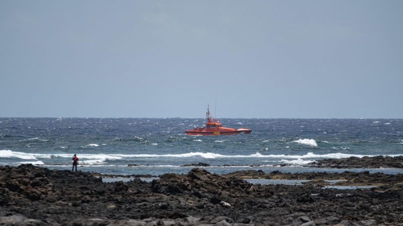 Barco en la costa de Lanzarote. Foto de archivo.