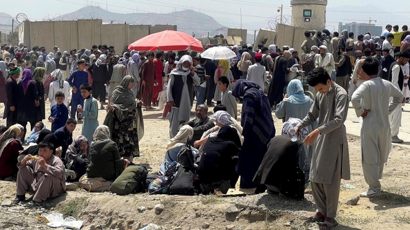 Multitud de personas se concentran en el exterior del aeropuerto internacional de Kabul (Afganistán). REUTERS/Stringer