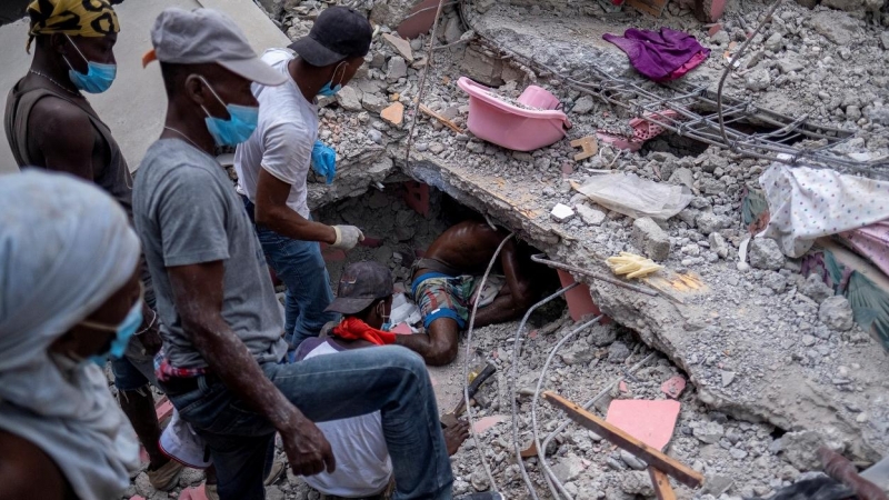 Los equipos de rescate buscan supervivientes del terremoto de Haití del pasado fin de semana entre los escombros de un hotel destruido en Les Cayes. REUTERS / Ricardo Arduengo