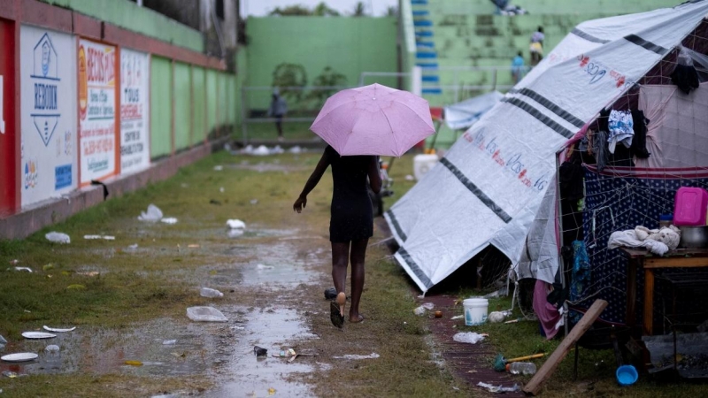 Una mujer camina en un campamento improvisado en Les Cayes, tras el  terremoto del pasado fin de semana en Haití. REUTERS / Ricardo Arduengo