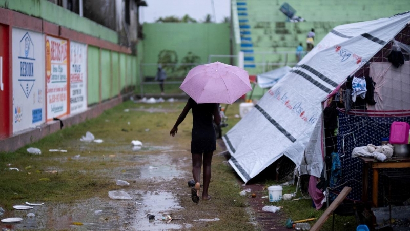 Una mujer camina en un campamento improvisado en Les Cayes, tras el  terremoto del pasado fin de semana en Haití. REUTERS / Ricardo Arduengo