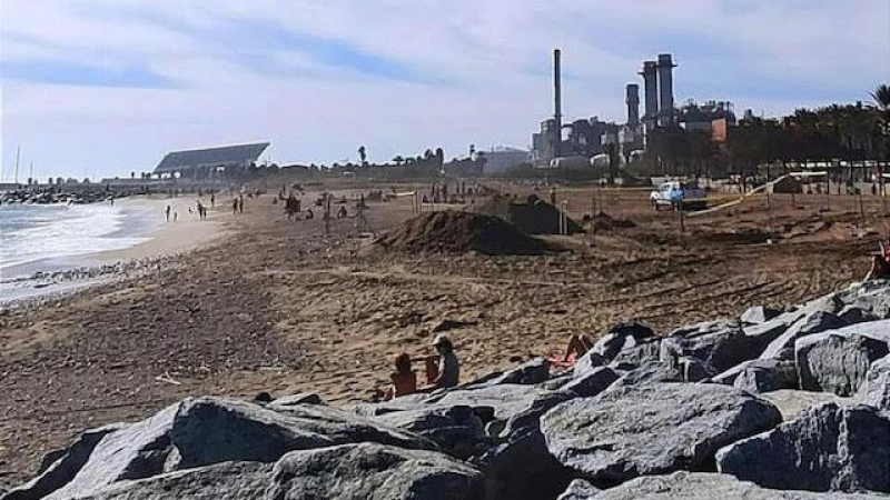 Imagen de la playa del Litoral el 8 de noviembre de 2020, mientras se ejecutaba la obra del cable subterráneo. Como puede verse, había personas en la playa mientras se excavaba