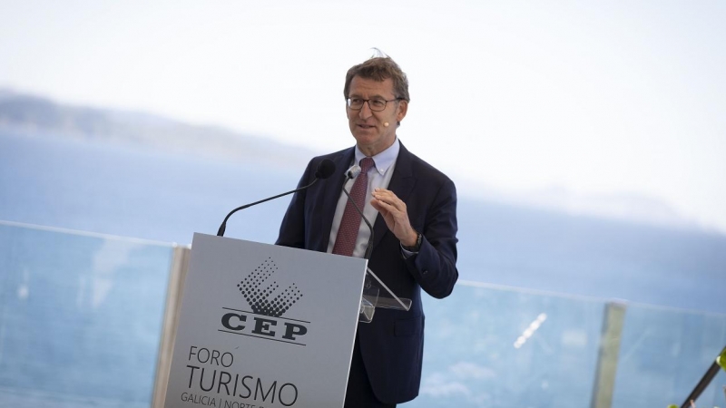 El presidente de la Xunta, Alberto Núñez Feijóo, en la clausura de unas jornadas sobre turismo, en en las instalaciones del RC Náutico de Sanxenxo, el pasado junio. E.P./Beatriz Ciscar