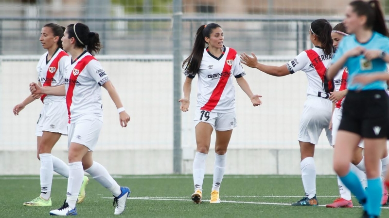 Las jugadoras del Rayo Vallecano celebran un gol en su partido contra la Real Sociedad, en un partido de la temporada pasada de la liga Iberdrola de fútbol femenino, en junio pasado.  E.P.