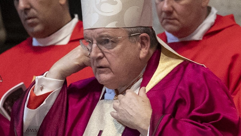 El cardenal Raymond Burke celebra una misa por el fallecimiento del cardenal Joseph Levada.