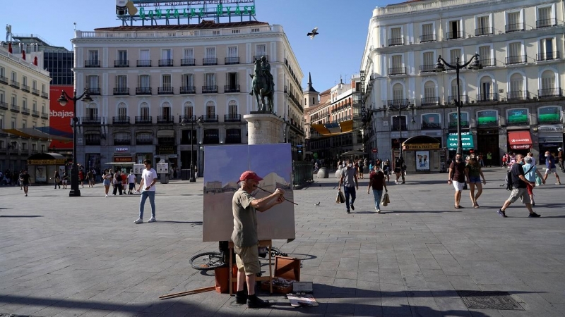 Antonio López revisa las perspectivas durante una de sus sesiones para pintar la famosa plaza Puerta del Sol de Madrid. REUTERS / Juan Medina