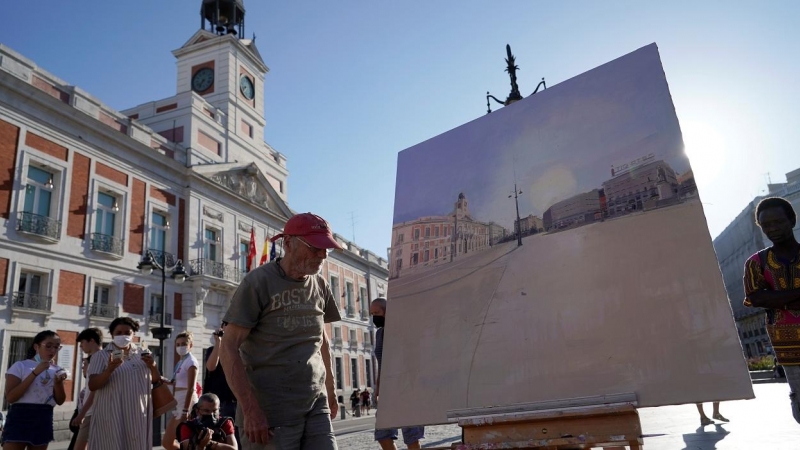 El pintor Antonio López se prepara para continuar su cuadro sobre la Puerta del Sol de Madrid. REUTERS / Juan Medina