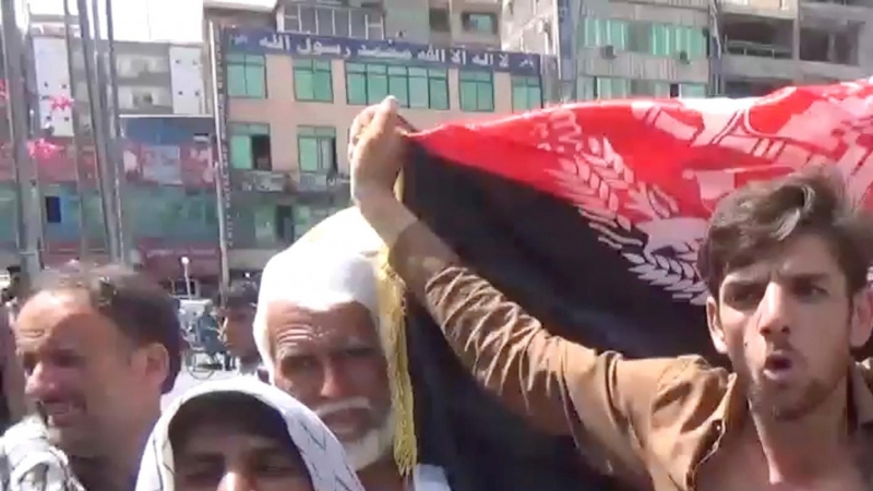 Protestas contra los talibanes en Jalalabad (Afganistán). Su represión se saldó con tres muertos.