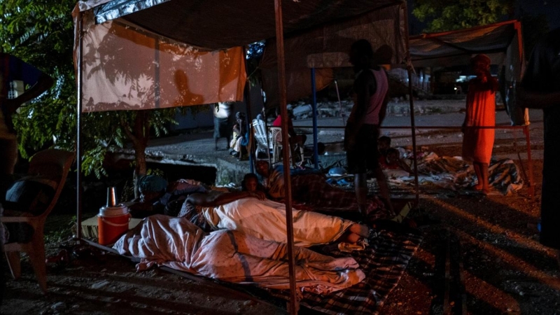 19/08/2021 Personas descansando en la calle después del terremoto en Haití