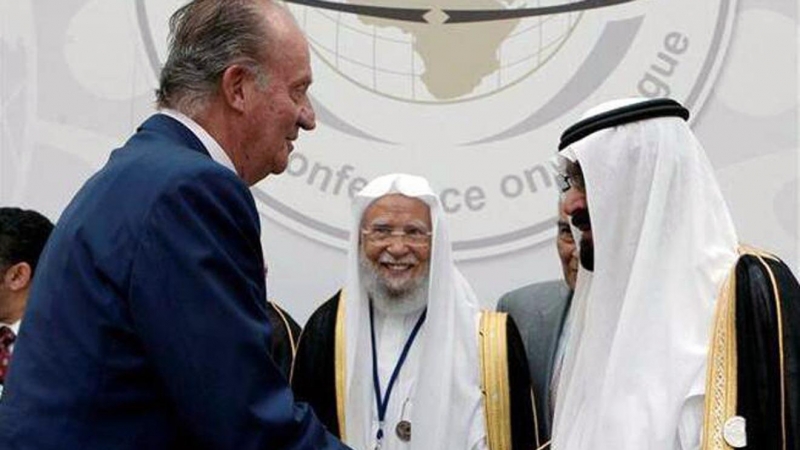 Juan Carlos I saluda al rey Abdalá de Arabia Saudí en la inauguración de la Conferencia Internacional para el Diálogo interreligioso que se celebró en Madrid del 16 al 18 de julio de 2008.