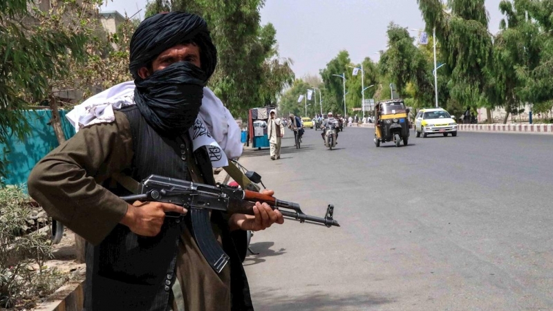 Talibanes patrullan las calles de Kandahar, Afganistán, este jueves.