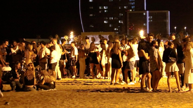 Una imatge de juliol de la platja de la Barceloneta en l'inici del toc de queda nocturn d'aquest estiu de 2021.