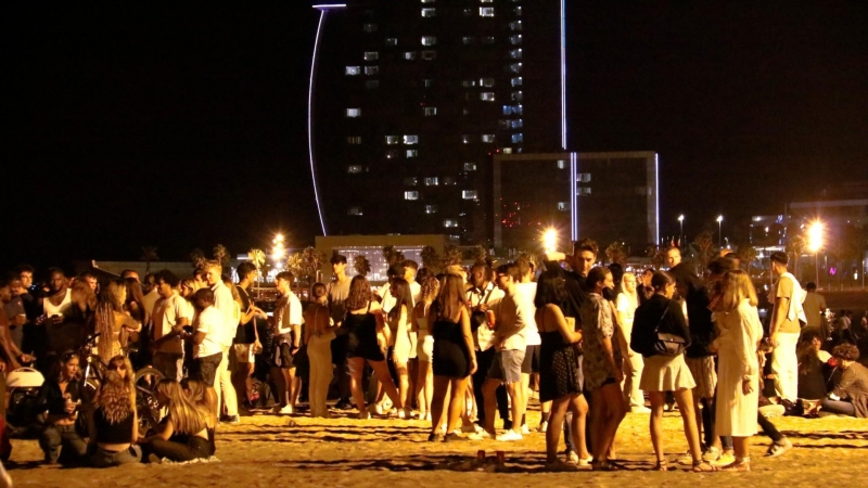 Una imatge de juliol de la platja de la Barceloneta en l'inici del toc de queda nocturn d'aquest estiu de 2021.