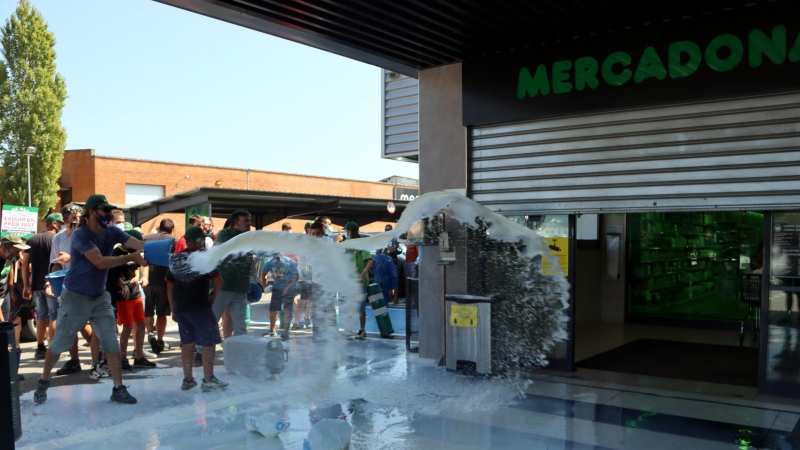 Una imatge de la protesta a Vic de ramaders contra Mercadona pel preu de la llet.