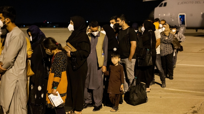 Varias personas repatriadas llegan a la pista tras bajarse del avión en el que ha sido evacuados de Kabul.