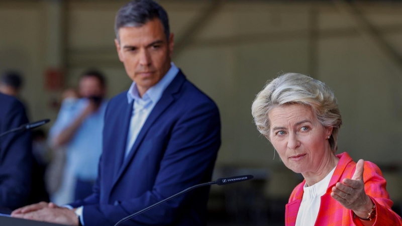 El presidente del Gobierno, Pedro Sánchez (i), y la presidenta de la Comisión Europea (CE), Ursula von der Leyen, intervienen en su visita al centro de acogida de ciudadanos europeos y colaboradores afganos