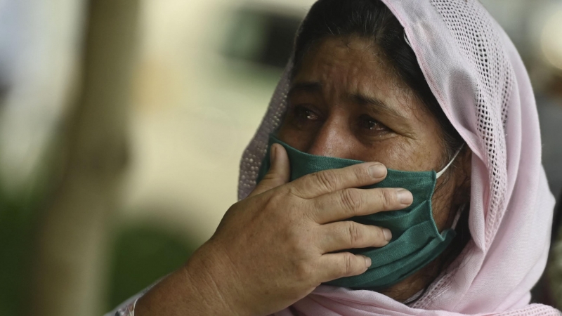 Mujer afgana llorando. Foto de archivo.