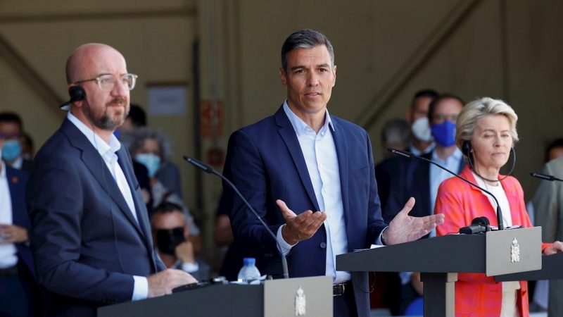 El presidente del Gobierno, Pedro Sánchez (c); la presidenta de la Comisión Europea (CE), Ursula von der Leyen (d), y el presidente del Consejo Europeo, Charles Michel (i), intervienen en su visita al centro de acogida de ciudadanos europeos y colaborador