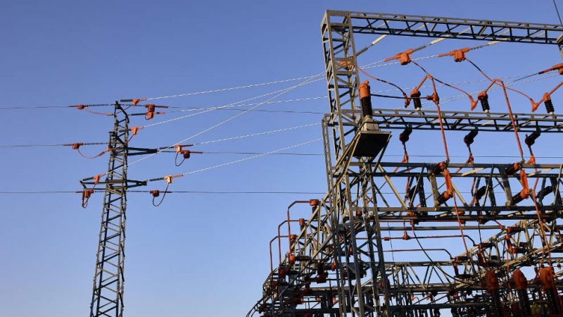 El precio de la luz sigue bajando este lunes, pero se mantiene casi un 10% más alto que hace una semana