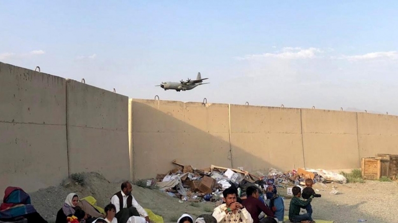 Afganos esperan en el aeropuerto de Kabul a ser evacuados.