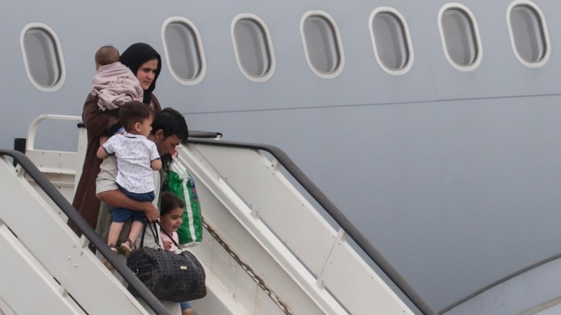 Tres niños con sus padres son evacuados de Afganistán y aterrizan en Bélgica.