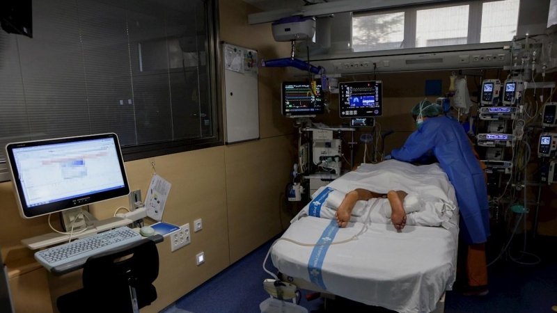 Un paciente acostado boca abajo en el Hospital Vall d'Hebron.