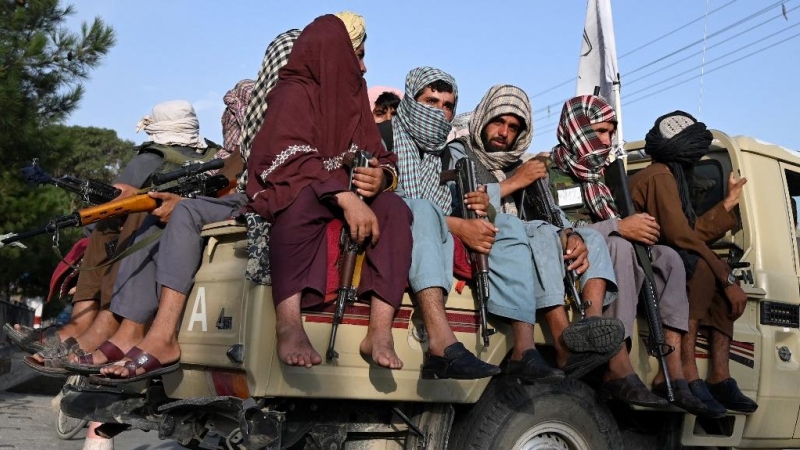 Talibanes armados en un vehículo.