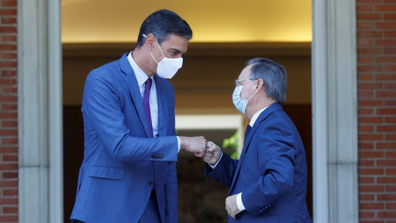 El presidente del Gobierno, Pedro Sánchez, recibe en el Palacio de la Moncloa al presidente de Ceuta, Juan Jesús Vivas (d).