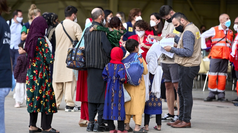 Varios refugiados afganos llegan a la base aérea de Torrejón de Ardoz.