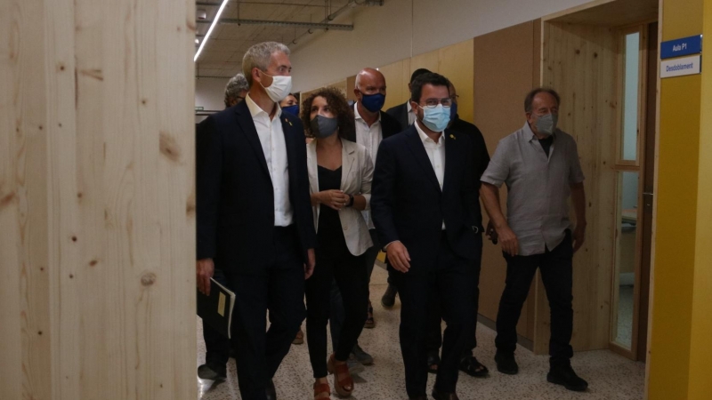 El president Pere Aragonès i el conseller d'Educació, Josep González Cambray en la visita al nou institut de Vilablareix aquest 25 d'agost de 2021.