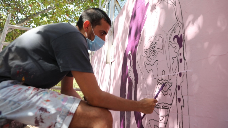 Participante en los trabajos de reconstrucción del mural de mujeres de Ciudad Lineal.