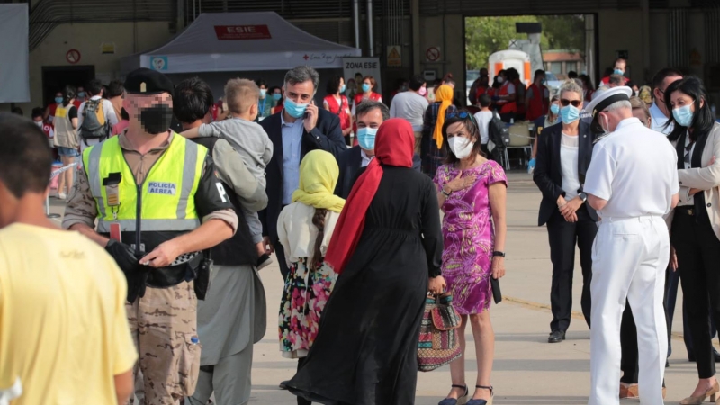 La ministra de Defensa, Margarita Robles, durante el recibimiento a un nuevo avión procedente de Dubái con 292 personas evacuadas desde Afganistán, en la Base Aérea de Torrejón, a 25 de agosto de 2021.