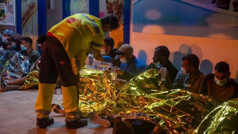 Personas migrantes de origen magrebí que han desembarcado la pasado noche en la localidad de Punta Mujeres (Lanzarote) son atendidas por los servicios de emergencia.
