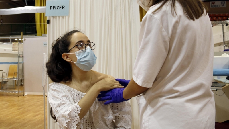 Una adolescent rebent la vacuna de la Covid-19 a Lleida.